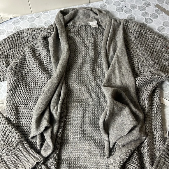 Kirra Large Long Sleeve Gray Asymmetrical Open Front Cardigan - Picture 4 of 5